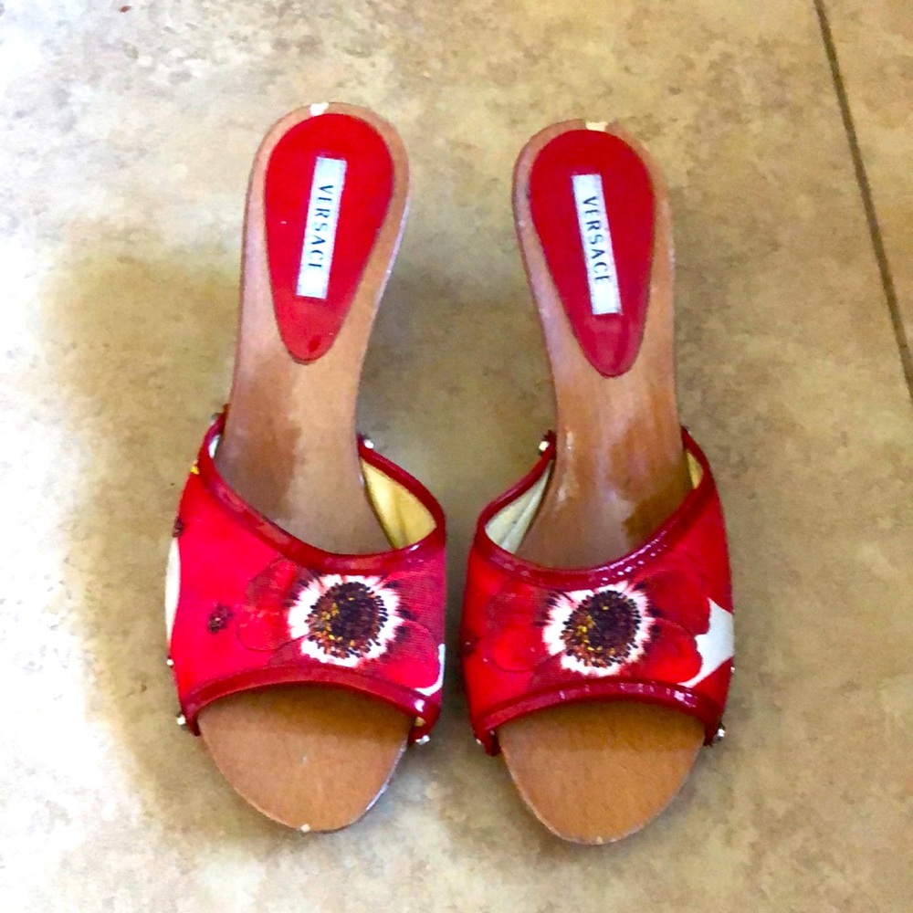 Versace Wooden block heel floral/bug sandal🌺